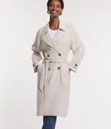Campera tipo trench coat color beige, confeccionada en viscolino (lino y viscosa). Tiene cuello con solapa, mangas largas con botones, cierre frontal con doble botonadura, cinturón y abertura en la parte trasera.