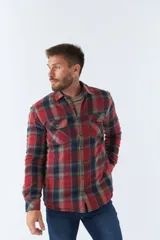 Sobrecamisa de viyela para hombre con interior capitoneado, fit regular, manga larga, cierre con botones, bolsillos y logo en grifa de cuero.