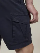 Bermuda de gabardina negra con bolsillos cargo laterales y corte recto.