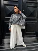 Buzo beige de lanilla, de corte holgado y mangas largas.