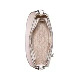 Cartera de hombro Guess Tana color rosa con estampado del logo de la marca en todo el bolso. Tiene un bolsillo externo con cierre y un dije colgante con el logo de Guess.