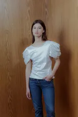 Top blanco de rib con lurex y mangas abullonadas.
