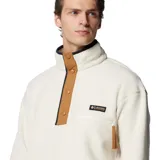 Buzo de polar tipo sherpa para hombre, modelo Helvetia Snap Fleece de Columbia. Presenta un diseño de cuello alto con cartera de botones a presión en color marrón, bolsillo con cierre en el pecho y ribetes elásticos en puños y bajo.