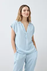 Blusa celeste de lyocell con escote en V y mangas cortas.