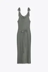 Vestido midi gris de algodón con escote recto, tirantes finos ajustables con lazos y cinturón lazado en la cintura.