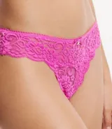 Bombacha bikini hilo color rosa con encaje floral y moña en la cintura.