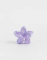 Broche con forma de flor color lila con esmaltado holográfico.
