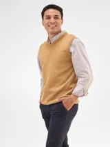 Chaleco de punto color tostado con escote en V, ideal para combinar con camisas.