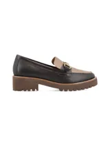 Mocasín gris con detalle de hebilla dorada y suela track negra.