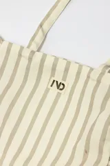 Bolso tipo tote bag con rayas verticales rosas y rojas, con volados en los laterales y asas de hombro.