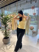 Musculosa color amarillo manteca con escote en V y corte ajustado.