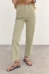 Jeans color verde claro de tiro alto, corte recto y largo tobillero. Diseño de cinco bolsillos y cierre frontal con cremallera y botón metálico.