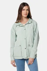 Campera negra de nylon repelente al agua, con capucha, cierre frontal con botones a presión y bolsillos frontales con doble apertura.