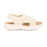 Sandalia casual color beige, tejida, con plataforma y suela de goma.
