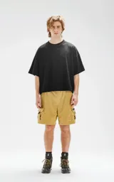 Bermuda cargo color arena de corderoy liviano, con bolsillos amplios con solapa, fuelle, detalles en cinta gross, elástico en la cintura y calce oversize.
