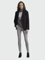 Jean skinny gris con bolsillos, de corte ajustado y estilo contemporáneo.