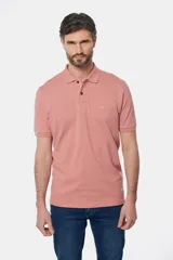 Remera polo piqué lisa color salmón, con cuello en rib y botones personalizados.