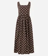 Vestido midi evasé de tricolina color marrón con lunares blancos, breteles anchos y escote cuadrado. Presenta lastex en la espalda y recorte fruncido en la cintura.