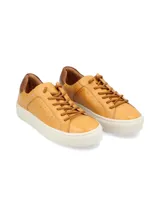 Sneaker de cuero vacuno con estampado de camuflaje y suela marrón.