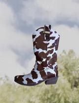 Botas de cuero negro con bordado decorativo en el caño y empeine, taco bajo y punta fina. Diseño de estilo cowboy.