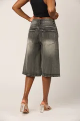 Bermuda de jean rígido color gris oscuro lavado, tiro alto, corte ancho y largo tipo culotte.