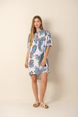 Vestido corto de lino color blanco con estampado de cachemir en tonos azul y marrón, cuello mao y mangas cortas con dobladillo.