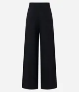 Pantalón de vestir negro de corte recto, con bolsillos laterales y traseros. Se ajusta a la cintura con cierre de botón y cremallera.