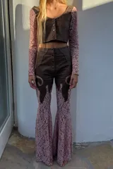 Pantalón de cuero negro con aplicaciones de encaje floral, tiro alto y corte oxford.