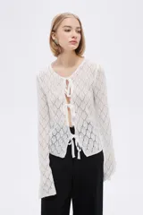 Saco de tejido de punto calado color marfil con escote en V y lazos para atar en el frente.
