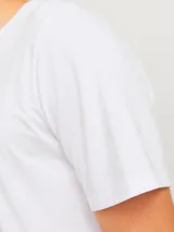 Camiseta blanca de manga corta y cuello redondo con logo 'JJ Rebel' estampado en el pecho.