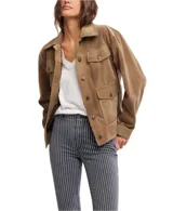 Chaqueta color marrón de gamuza sintética, con cuello en punta, cierre frontal con botones, cuatro bolsillos con solapa y calce relajado a la altura de la cadera.