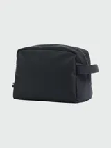 Neceser rectangular de viaje de color negro, con textura de tejido acanalado en diagonal y el logo "BOSS" en relieve en la parte superior. Posee cierre de cremallera y una correa lateral para transporte.