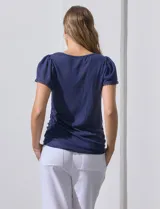 Remera azul de mangas cortas con detalle de frunces en los hombros.
