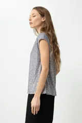 Top sin mangas color plateado con escote en V, completamente cubierto de lentejuelas.