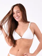 Top de bikini blanco con corte triangular y tirantes finos.