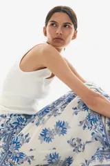 Pollera midi de lyocell con estampado paisley en tonos azules y blancos, de corte holgado, tiro alto y cierre lateral oculto.