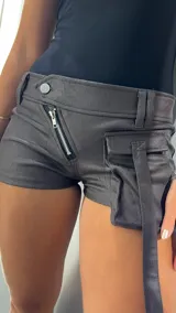 Short gris de tiro bajo con cierre de cremallera lateral y bolsillo de parche con solapa y tira decorativa.
