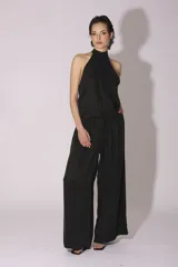 Blusa sin mangas color gris azulado, con cuello alto tipo halter y caída holgada.