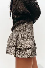 Bermuda de tiro alto con nido de abeja elástico y volantes, con estampado animal print.