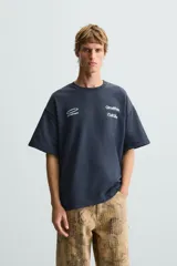 Sudadera relaxed fit confeccionada en tejido de algodón con el interior rizo. Cuello redondo y manga corta. Estampación de gráficos y textos combinados a contraste en delantero y espalda.
