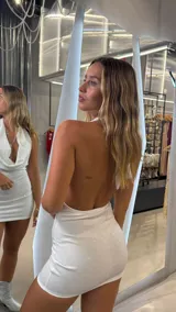 Minivestido blanco con escote halter y espalda descubierta.