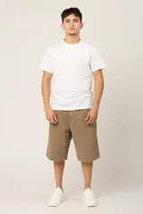 Bermuda color caqui de corte amplio y largo a la rodilla.