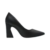 Zapato de tacón Piccadilly color negro, con punta fina y tacón geométrico.