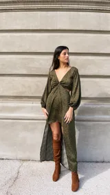 Vestido largo de crepé estampado en tonos verde y naranja, con escote en V, mangas largas abullonadas y abertura lateral en la falda.