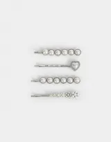 Set de cuatro horquillas plateadas para el pelo, decoradas con perlas y un dije de corazón con strass.