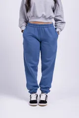 Pantalón deportivo azul de corte relajado, con cintura elástica y puños en los tobillos.