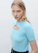 Jersey celeste de punto de canalé con manga corta, cuello redondo y abertura en la espalda con detalle de nudo.