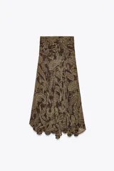 Falda midi de tiro alto con estampado paisley en tonos marrones y dorados. Presenta cintura con drapeado lateral y bajo asimétrico evasé. Cierre con cremallera oculta en la costura.