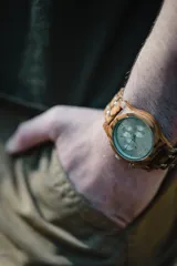 Reloj de pulsera Chenaut Lune con caja y correa de madera de zebrano, esfera plateada con números romanos y subdiales plateados, movimiento de cuarzo, función de cronógrafo y fechador, cristal Hardlex resistente a los arañazos y resistencia al agua 3 ATM.