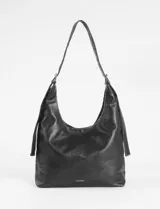 Cartera hobo color crudo de cuero sintético, con correa de hombro ajustable y múltiples cierres decorativos en el frente.